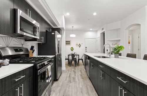 Glendale Sports and Entertainment District Apartment | CozySuites at Glendale