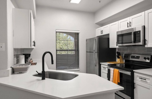 Chandler Apartment | CozySuites Chandler 2BR with 2 pools and Jacuzzi 01