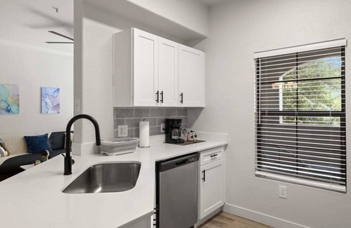 Chandler Apartment | CozySuites Chandler 2BR with 2 pools and Jacuzzi 01