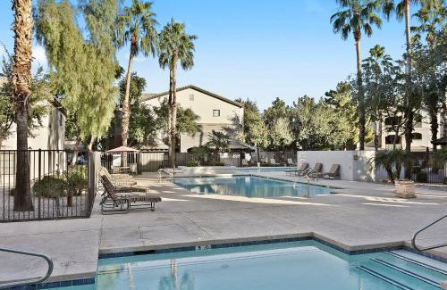 Chandler Apartment | CozySuites Chandler 2BR with 2 pools & Jacuzzi!