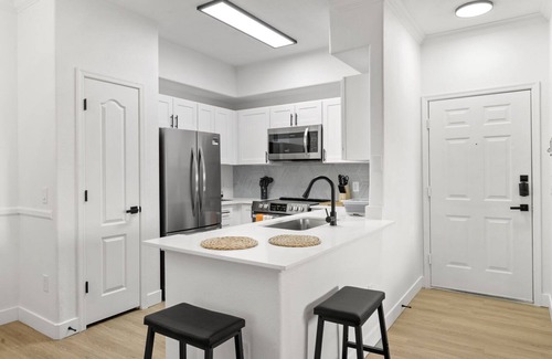 Chandler Apartment | CozySuites Chandler with 2 pools, jacuzzi, arcade! 04