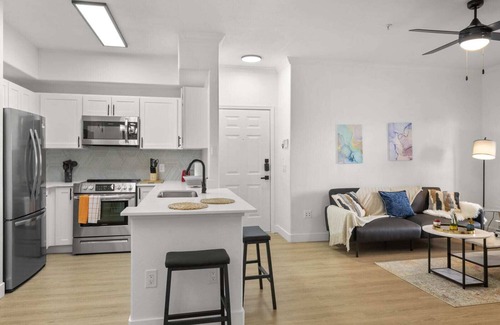 Chandler Apartment | CozySuites Chandler with 2 pools, jacuzzi, arcade! 04