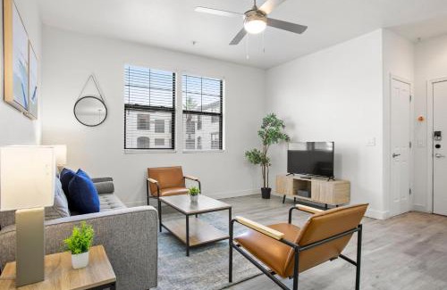 Glendale Sports and Entertainment District Apartment | CozySuites Glendale by the stadium with pool 12