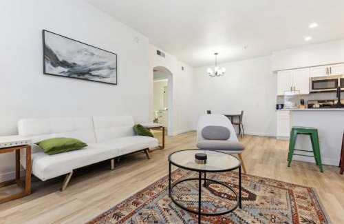 Glendale Sports and Entertainment District Apartment | CozySuites Glendale by the stadium with pool 19