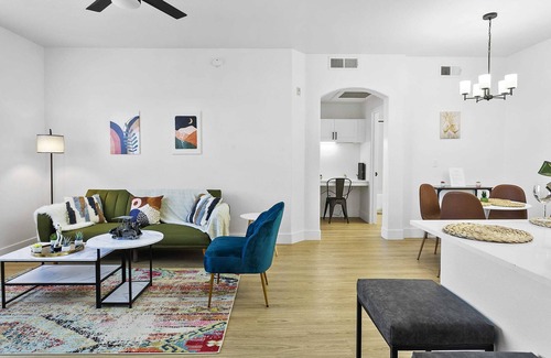 Glendale Sports and Entertainment District Apartment | CozySuites Glendale by the stadium with pool 05