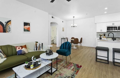 Glendale Sports and Entertainment District Apartment | CozySuites Glendale by the stadium with pool 05