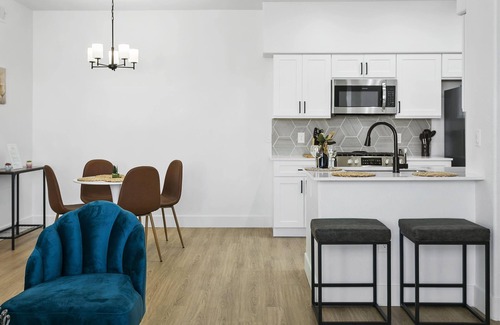 Glendale Sports and Entertainment District Apartment | CozySuites Glendale by the stadium with pool 05