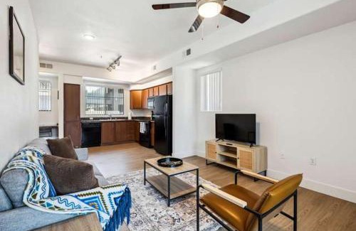 Glendale Sports and Entertainment District Apartment | CozySuites Glendale - Westgate w pool 14