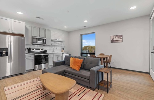 Lockerbie Square Apartment | CozySuites Mass with parking, lounge & roof deck #22