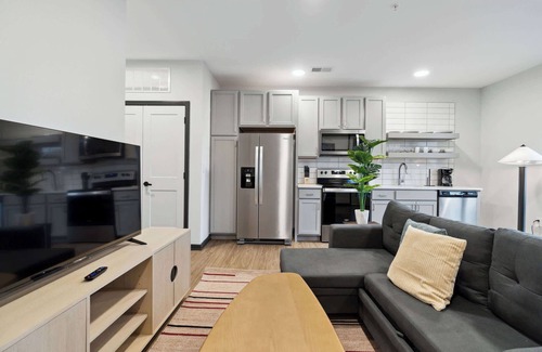 Lockerbie Square Apartment | CozySuites Mass with parking, lounge & roof deck #34