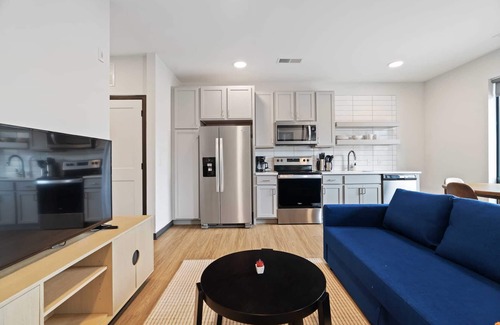 Lockerbie Square Apartment | CozySuites Mass with parking, lounge and roof deck 4