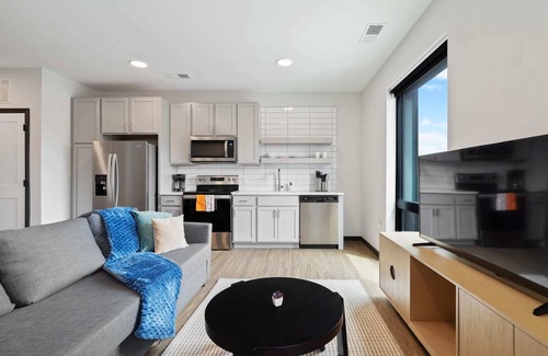 Lockerbie Square Apartment | CozySuites Mass with parking, lounge and roof deck 8