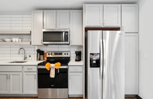 Lockerbie Square Apartment | CozySuites Mass with parking, lounge and roof deck 13