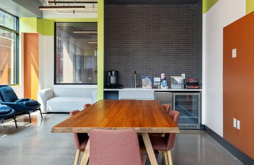 Lockerbie Square Apartment | CozySuites Mass with parking, lounge and roof deck 13