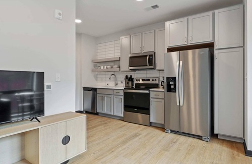 Lockerbie Square Apartment | CozySuites Mass with parking, lounge and roof deck 18