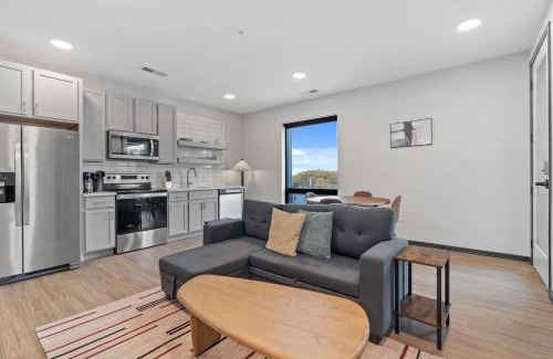 Lockerbie Square Apartment | CozySuites Mass with parking lounge & roof deck #28