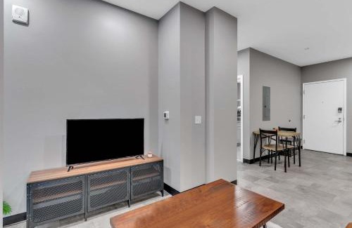Cultural District Apartment | CozySuites Modern 1BR in Downtown Pitts #14
