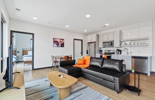 Lockerbie Square Apartment | CozySuites on Mass with garage parking #20