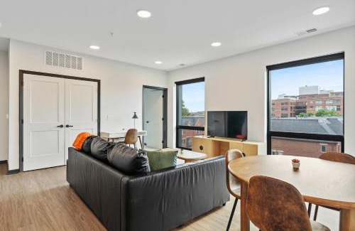 Lockerbie Square Apartment | CozySuites on Mass with garage parking #21