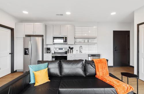 Lockerbie Square Apartment | CozySuites on Mass with garage parking #21