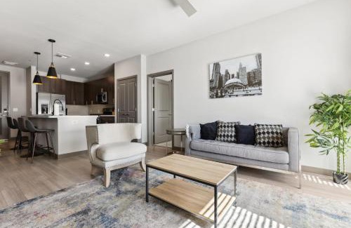 Downtown Phoenix Apartment | Cozysuites PHX RORO Gym Pool Pets Parking #17