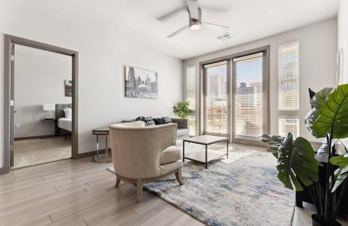 Downtown Phoenix Apartment | Cozysuites PHX RORO Gym Pool Pets Parking #17