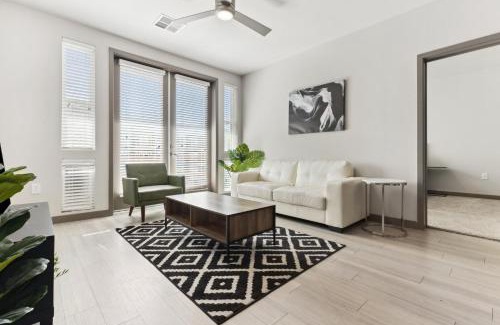 Downtown Phoenix Apartment | Cozysuites PHX RORO Gym Pool Pets Parking #18