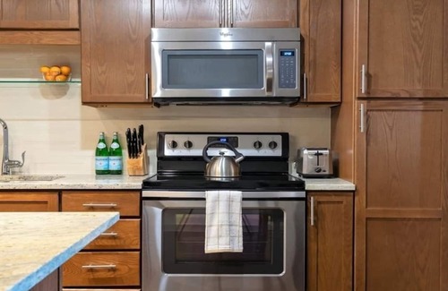 Downtown Dallas Apartment | CozySuites TWO Stylish 2BR Condo on Elm St