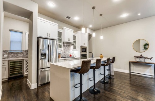 Old East Dallas House | Cozysuites Uptown 3BR King Beds Skyline View