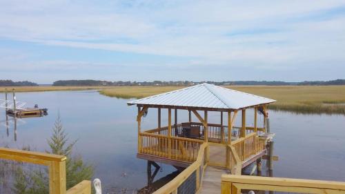 Midway House | Crabbin Cabin - Spacious, Seasonal Riverside Home On The Ga Coast