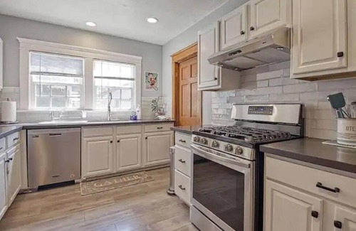 Eastside House | Craftsman 4 Bed/2 Ba. Home Sleeps 10, AC & Parking
