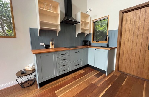 Burrawang Cottage | Craftsman Stone and Wood Cottage. Family Farm Stay at MaddOx Farm in Burrawang