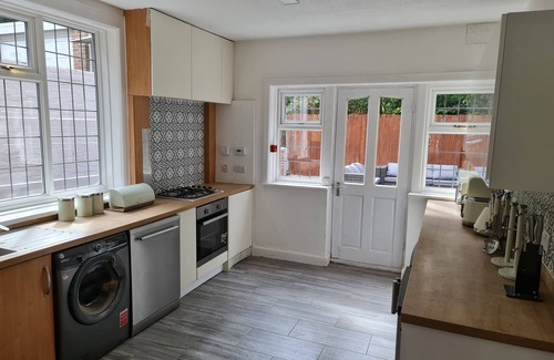 Bournemouth Villa | Cragside Villa with Hot Tub