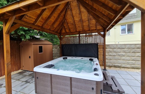 Bournemouth Villa | Cragside Villa with Hot Tub