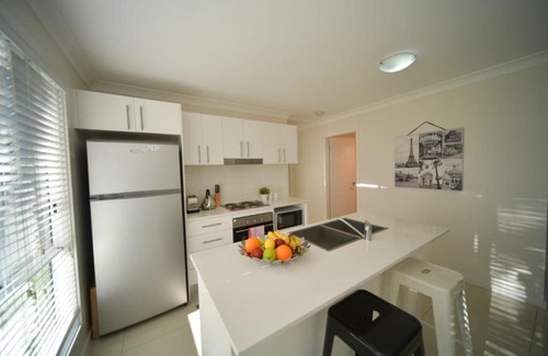 Oxley Park House | Craig's Place, 2br Short Term Accommodation - Western Sydney Area