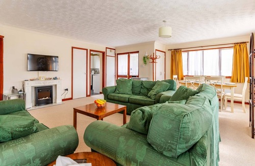 Scratby House | Cransley | Seaside Holiday Home | Minutes from the beach!