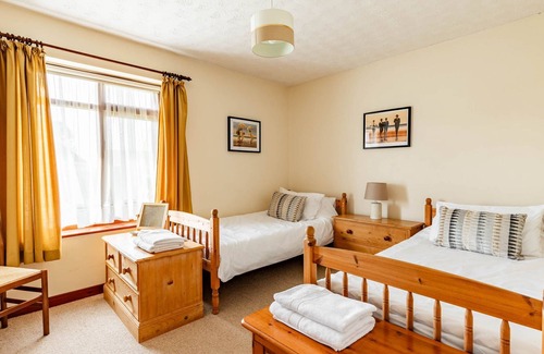 Scratby House | Cransley | Seaside Holiday Home | Minutes from the beach!