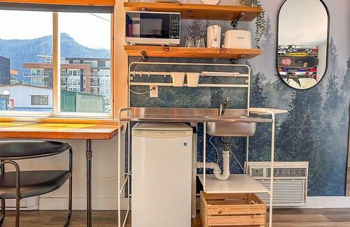 Downtown Squamish Hotel | Crash Hotel Squamish