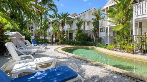 Port Douglas House | Craven Cottage at Full Moon Terraces - Tropical Queenslander Townhouse