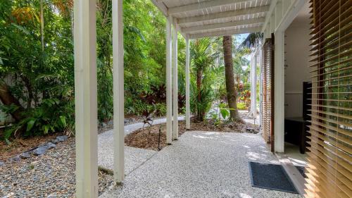 Port Douglas House | Craven Cottage at Full Moon Terraces - Tropical Queenslander Townhouse