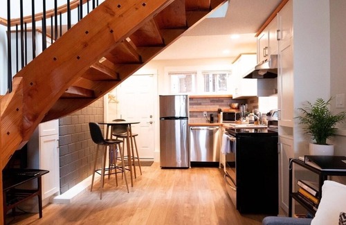 Departure Bay House | Create Memories | Walk to Beach | Hot Tub l 2-Story Modern Suite| 196Mbps