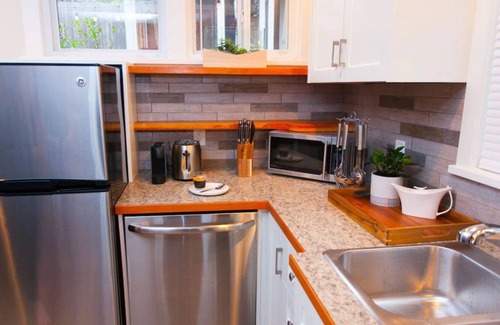 Departure Bay House | Create Memories | Walk to Beach | Hot Tub l 2-Story Modern Suite| 196Mbps