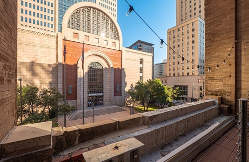 Downtown Dallas Apartment | Creative luxury loft in the heart of Downtown Dallas!