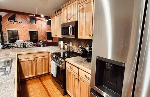 Dahlonega Cabin | Creek Cabin Retreat w/Hot-Tub