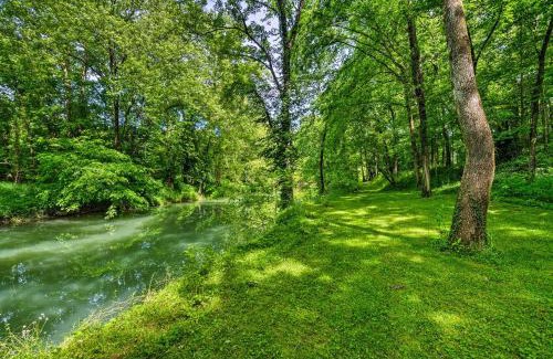 Halfway House | Creekside Cabin about 10 Mi from Bowling Green!