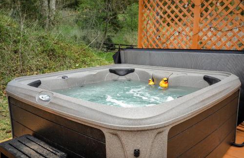 Mount Jackson Ski Chalet | Creekside Cabin w Hot Tub, Fire Pit, Grill, WiFi!