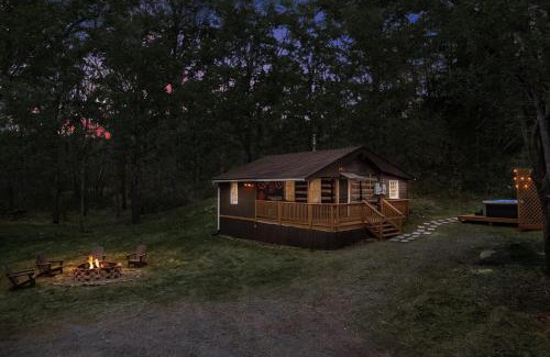 Mount Jackson Ski Chalet | Creekside Cabin w Hot Tub, Fire Pit, Grill, WiFi!