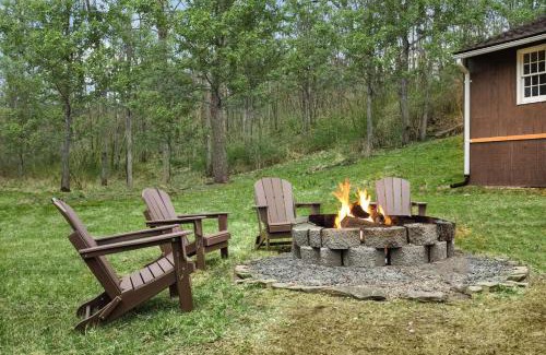 Mount Jackson Ski Chalet | Creekside Cabin w Hot Tub, Fire Pit, Grill, WiFi!