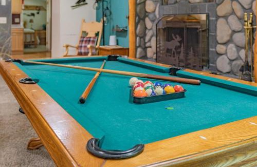 Paradise Estates House | Creekside Cabin with Hot Tub-Fireplace-Pool Table