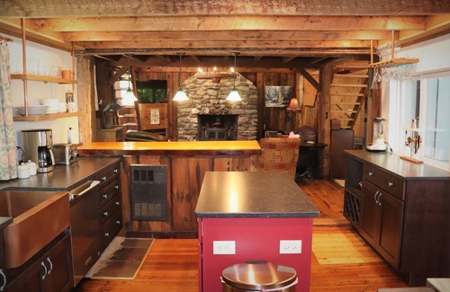 Rupert House | Creekside Camp. NO CLEANING FEE. Relax in the Hot Tub Creekside - Vermont Style